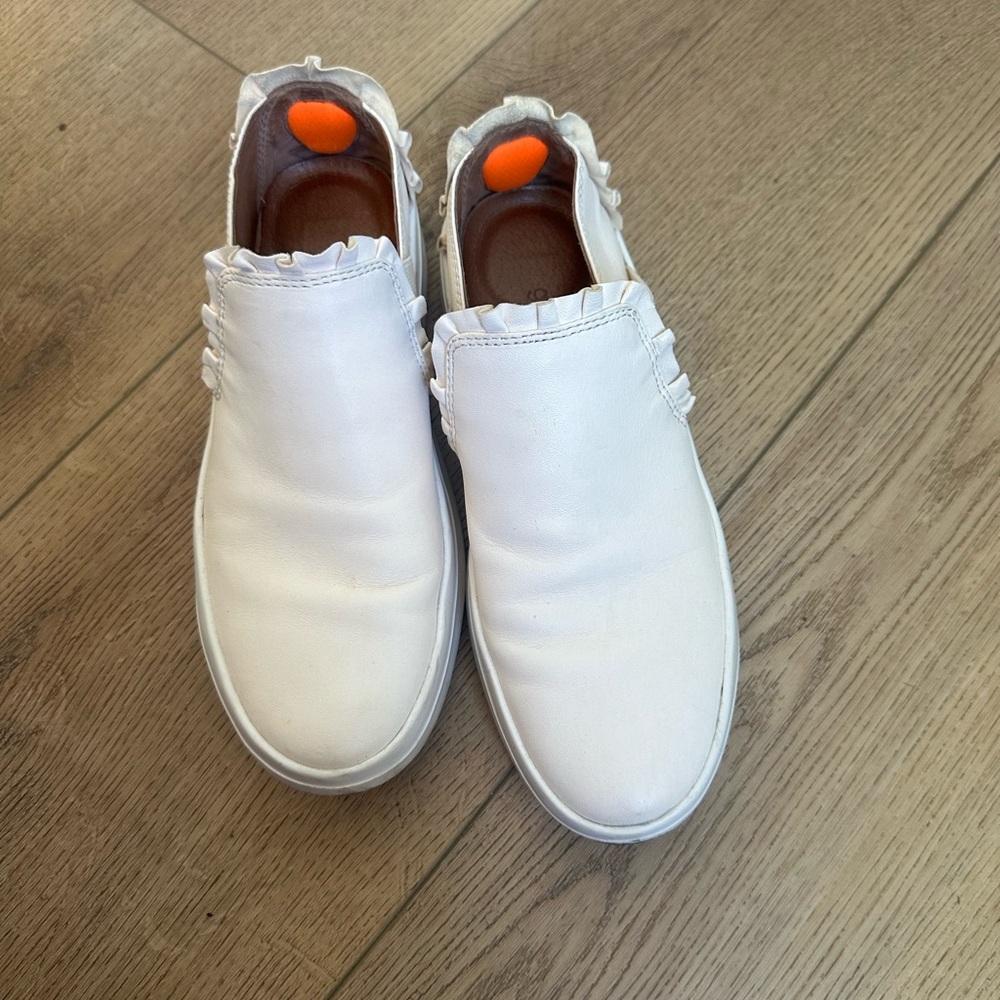 Ruffled Cream Colored Extremely Comfortable Flats. - image 3